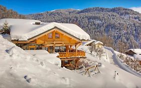 Contemporary alpine chalet in Megève sleeps 14 with panoramic views hot tub sauna&wine cellar close to slopes